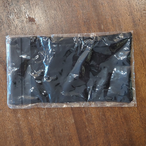 *Sold*Free With Purchase Marc Jacobs Black Pouch - Picture 2 of 2